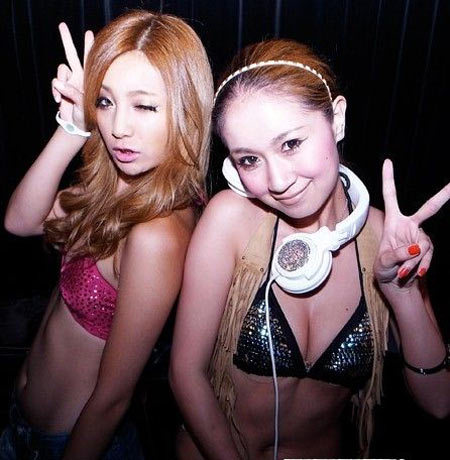 90��Ů����ҹ����������˷ḻ