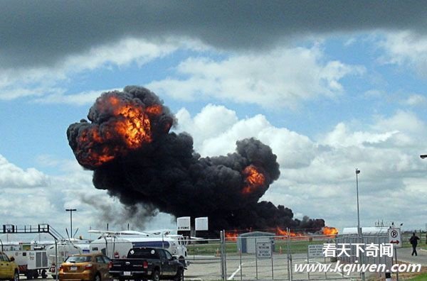 ץ�ļ��ô�F-18ս��׹�ٴ�ը ����Ա��������˲��(��ͼ)